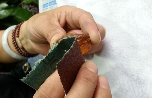 手工打磨蜜蠟原石的過程