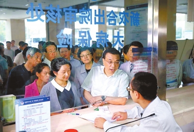 李克強(qiáng)來河南考察調(diào)研 大國總理握手大工匠 