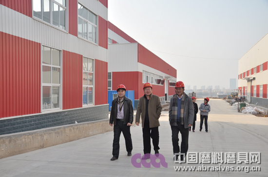 中國機床工具工業(yè)協(xié)會磨料磨具分會秘書長陳鵬、河南工業(yè)大學(xué)材料學(xué)院副院長栗正新一行到淄博調(diào)研魯信高新和淄博金龍等企業(yè)