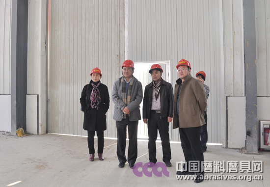 中國機床工具工業(yè)協(xié)會磨料磨具分會秘書長陳鵬、河南工業(yè)大學(xué)材料學(xué)院副院長栗正新一行到淄博調(diào)研魯信高新和淄博金龍等企業(yè)