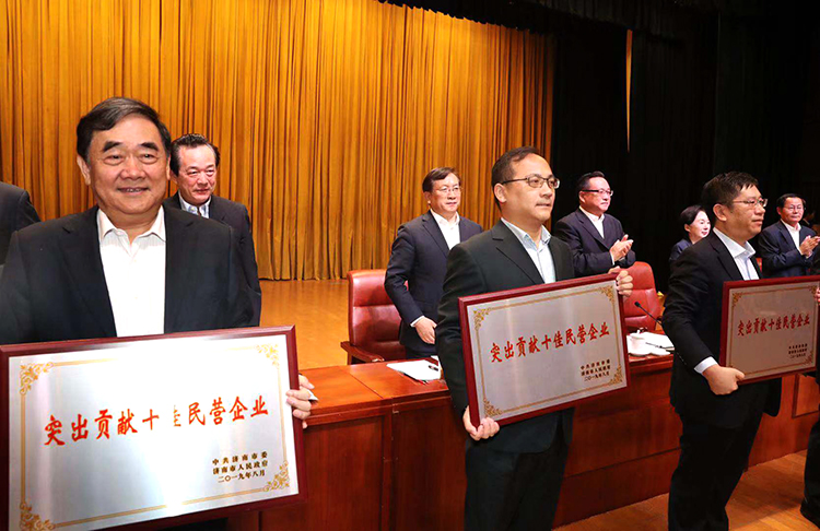 圣泉集團榮獲濟南市“突出貢獻十佳民營企業”稱號