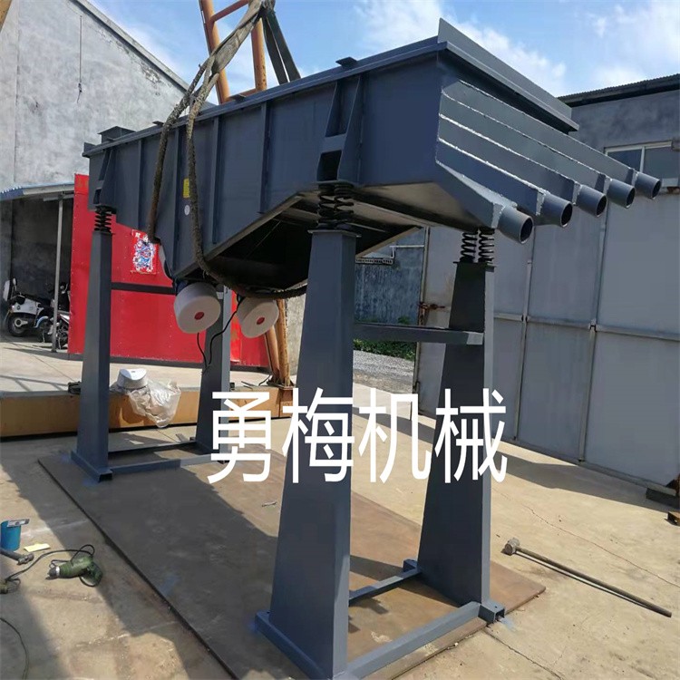 箱式激振器大型直線振篩機(jī) 砂石料篩選分級篩 方形振動篩 直線振篩機(jī) 砂石料篩選分級篩 方形振動篩 DZSF 起訂量不限