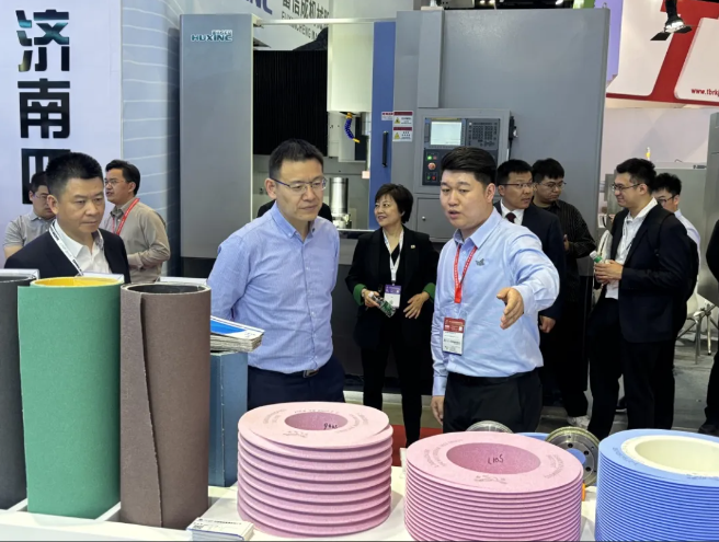 集團領導蒞臨CIMT2025白鴿公司展位調研指導為公司高質量發展指明方向——高度肯定發展成果 擘畫磨料磨具創新藍圖