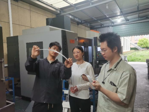 中量大學(xué)生研發(fā)新型柔性打磨拋光設(shè)備：破解高端制造加工難題