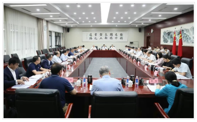 工信部組織14家光伏巨頭座談 稱將綜合治理光伏行業低價無序競爭